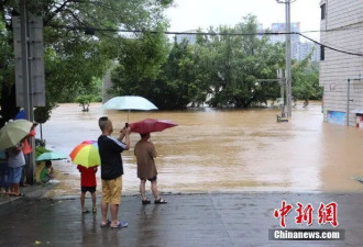 洪水袭击广西柳州 居民合伙买船出行