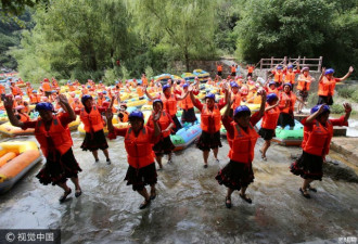 大妈组团漂流堵成粥 水中跳起广场舞