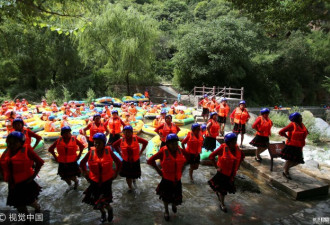 大妈组团漂流堵成粥 水中跳起广场舞
