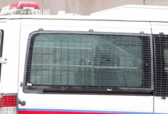 女警香港闹市区遭钢珠狙击 警车玻璃被射爆