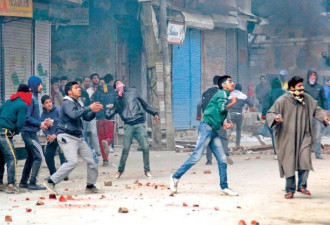 印度抗议民众在克什米尔扔石块 砸伤印度议员