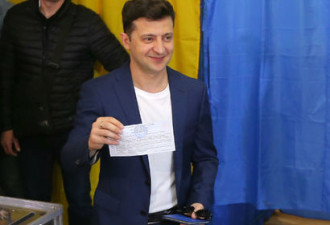 泽连斯基信心满满秀选票，乌克兰警方:违法了