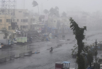 惊悚视频：气旋袭印7人死 起重机被吹倒
