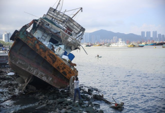 实拍台风过境后的珠海：船上岸，车下海…