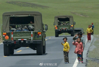 感人!解放军高原集结 藏族小孩向军车敬礼