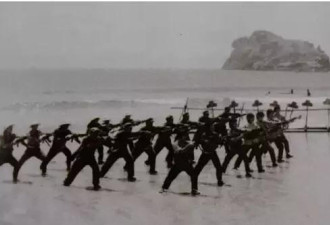 今天，中国人民解放军海军成立70周年纪念日