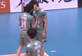 女粉丝疯狂尖叫! 日本排球联赛两帅哥当众激吻