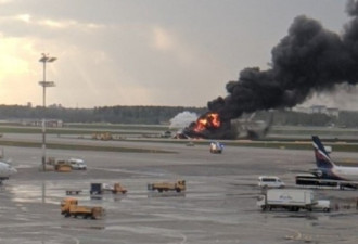 俄罗斯一架飞机着火迫降，乘客紧急逃离机舱