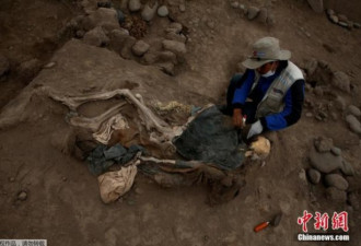 金字塔内发现中国移民墓穴 16具骸骨