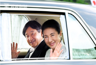 有范！日本皇太子夫妇乘车参加彩排
