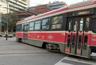 今晨交通高峰时间 511街车在市中心脱轨