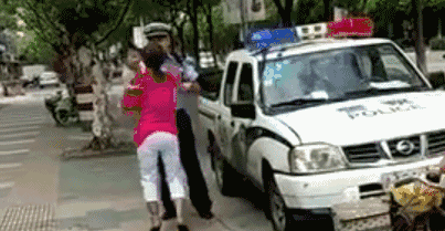 警察摔抱娃女子引发争议 目击者还原事发现场