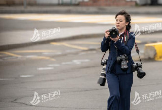 金普会上的朝鲜女摄影:挂4个相机 不带一丝妆容
