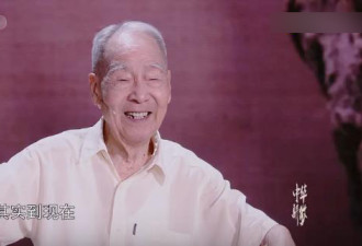 董卿跪地采访！向96岁翻译大师许渊冲致敬