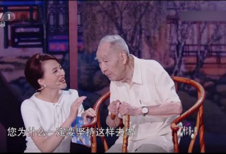 董卿跪地采访！向96岁翻译大师许渊冲致敬