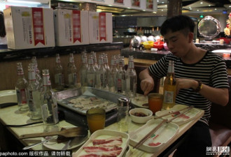 小伙独吃自助餐吃到老板求他“我退钱”