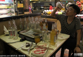 小伙独吃自助餐吃到老板求他“我退钱”