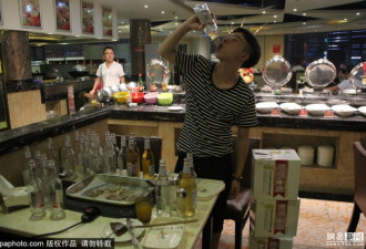 小伙独吃自助餐吃到老板求他“我退钱”