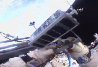 宇航员太空行走 徒手释放5颗卫星
