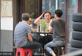 43岁陈奕迅头发散乱与友人吃面 懒理老婆逼减肥