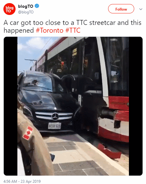 脑子呢？多伦多一台奔驰 生生被电车挤到报废！