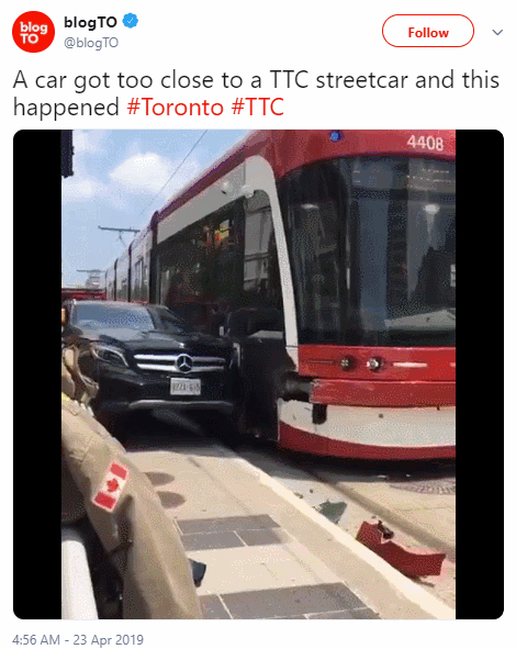 脑子呢？多伦多一台奔驰 生生被电车挤到报废！