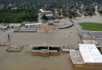 休斯敦一年的雨都下了上万人进避难所