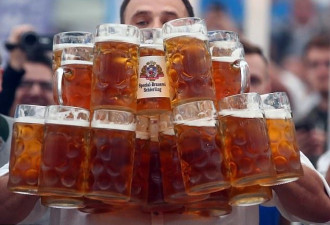 德男子手持29个杯子69公斤啤酒行走40米