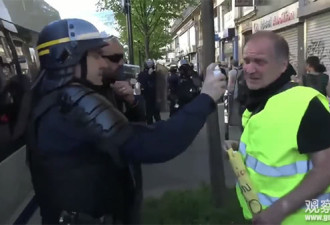 法国警察喷完辣椒水，又给示威者喷舒缓喷雾...