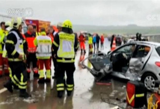 德国50多辆车相撞 2死35人受伤 直升机参与救援