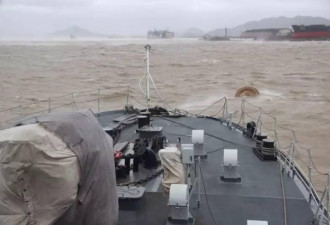 台风肆虐 中国军舰巨浪中避开失控渔船