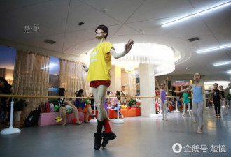 一男子年薪百万 却只住快捷酒店 1天吃1餐