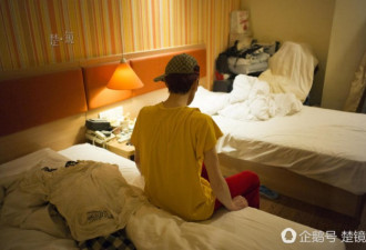 一男子年薪百万 却只住快捷酒店 1天吃1餐