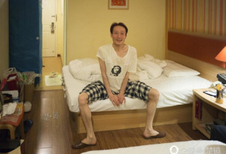 一男子年薪百万 却只住快捷酒店 1天吃1餐
