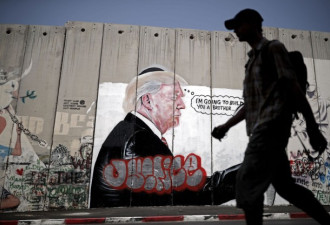 以色列现特朗普涂鸦 他戴上了犹太小帽
