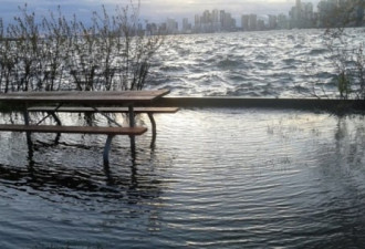 今大雨安大略湖波浪高达2米 水位上升当局警告