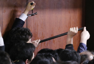 韩国300多名议员大打出手，锤子铁棍轮番撬门