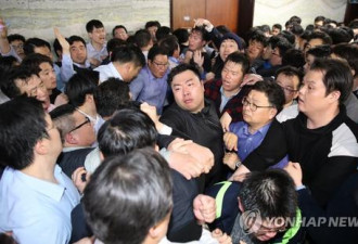 韩国300多名议员大打出手，锤子铁棍轮番撬门