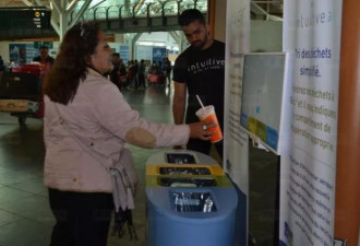 温哥华国际机场智能分类垃圾桶成网红了