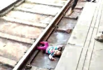 印度3名青年在火车铁轨上自拍，遭火车碾压身