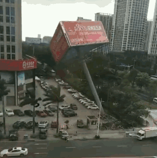 恐怖实拍：东莞闹市一巨型广告牌突然倒塌