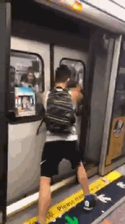 外籍男子扒开了香港地铁门，香港网友们怒了