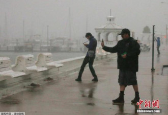 “哈维”减弱为一级飓风 得州约30万居民断电