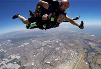 61岁刘晓庆玩高空跳伞 网友被她的表情惊呆了