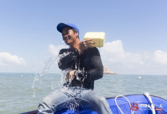 中国人的一天:怒海捡螺人,一颗海螺一条命