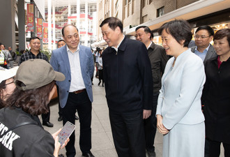 上海市长问游客：买了哪些东西 购物体验怎样？