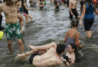 乌克兰泼水节：看到心仪的姑娘可直接抱走