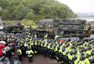 韩民众阻拦萨德遭警力清场 高喊警察杀人