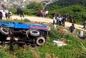浙江温岭一农用车半山腰侧翻，导致八死九伤