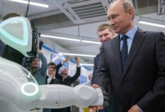 俄机器人从试验场“逃跑”成网红 与普京握手